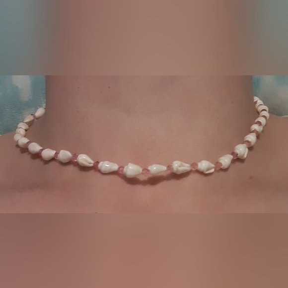 Shell necklace with pink crystals - Picture 3 of 3